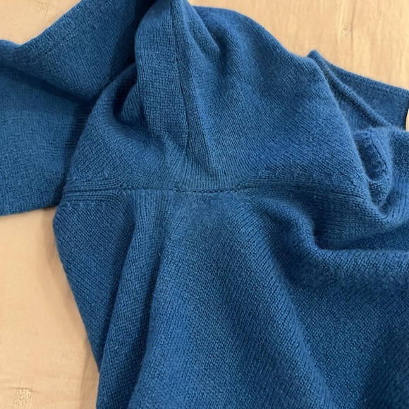 💯 cashmere boat/cowlneck sweater from Neiman Marcus. No holes or damage - Picture 7 of 7